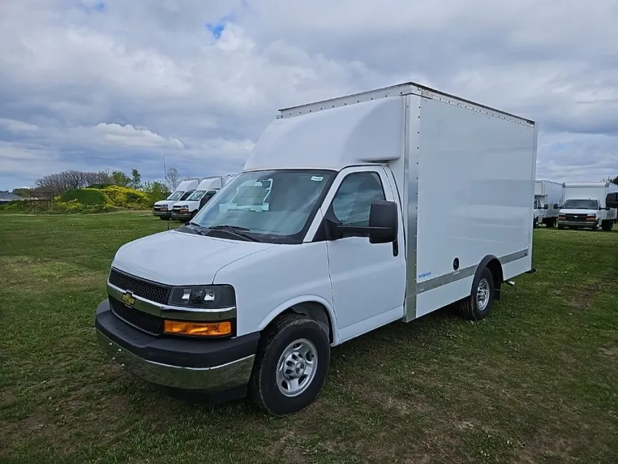 2023 Chevrolet Express Cutaway 3500 photo 2