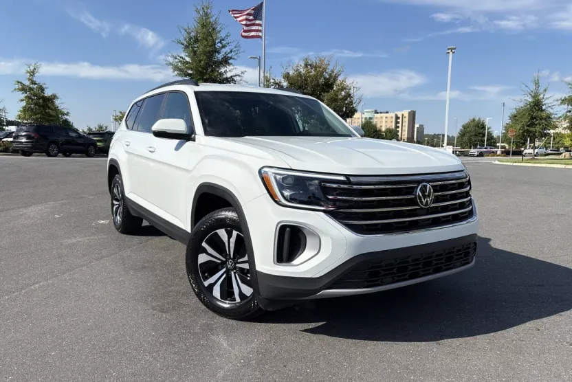 2025 Volkswagen Atlas SE photo 1