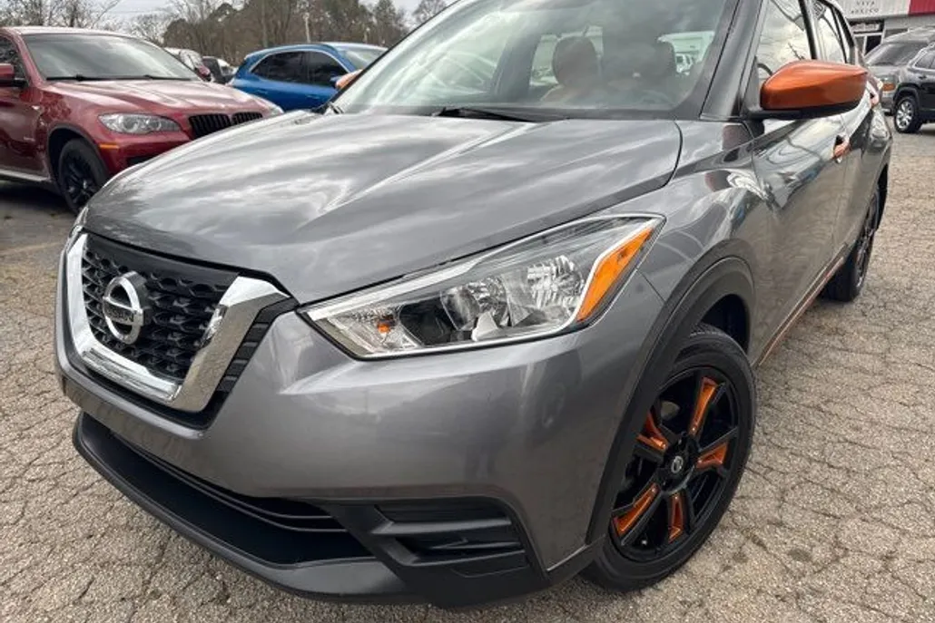 2019 Nissan Kicks SR photo 1