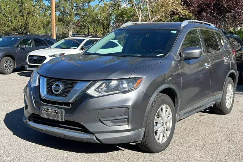 2017 Nissan Rogue SV photo 1