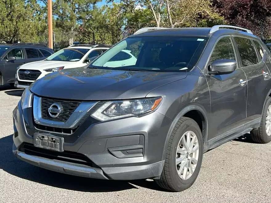 2017 Nissan Rogue SV photo 1