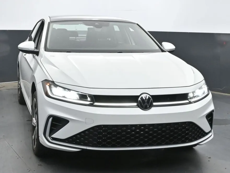 2025 Volkswagen Jetta SEL photo 1