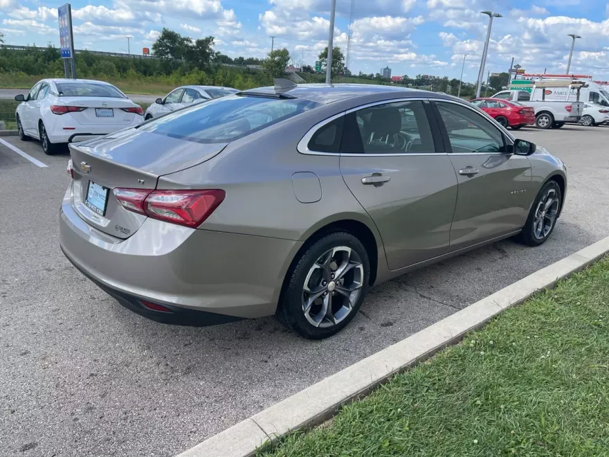 2022 Chevrolet Malibu 1LT photo 1