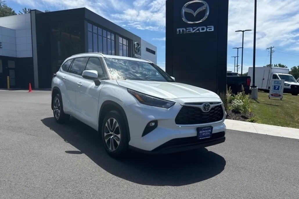 2022 Toyota Highlander XLE photo 1
