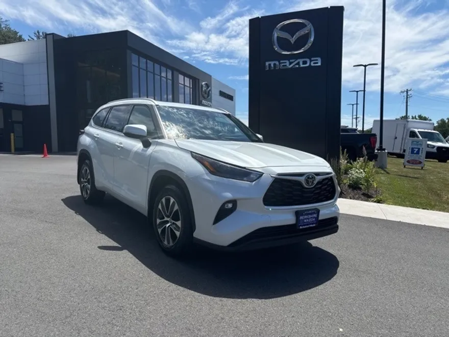 2022 Toyota Highlander XLE photo 1