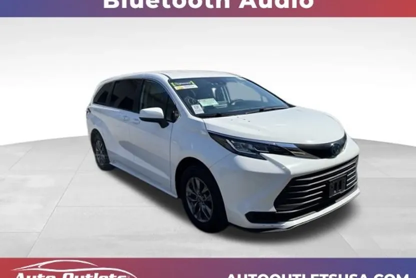 2023 Toyota Sienna LE photo 1
