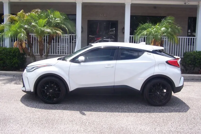 2021 Toyota C-HR LE photo 1