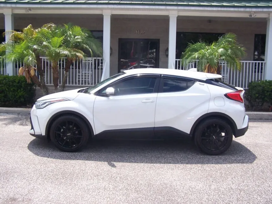 2021 Toyota C-HR LE photo 1
