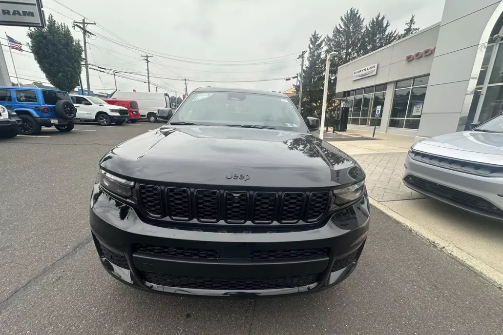 2025 Jeep Grand Cherokee Limited photo 1