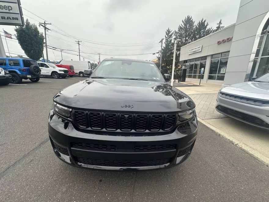 2025 Jeep Grand Cherokee Limited photo 1