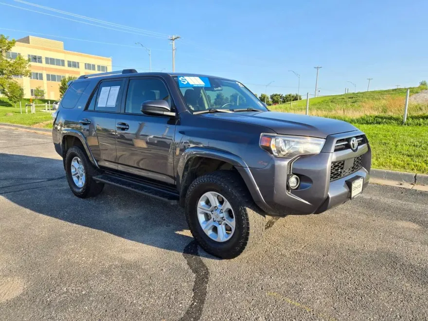 2021 Toyota 4Runner SR5 photo 1