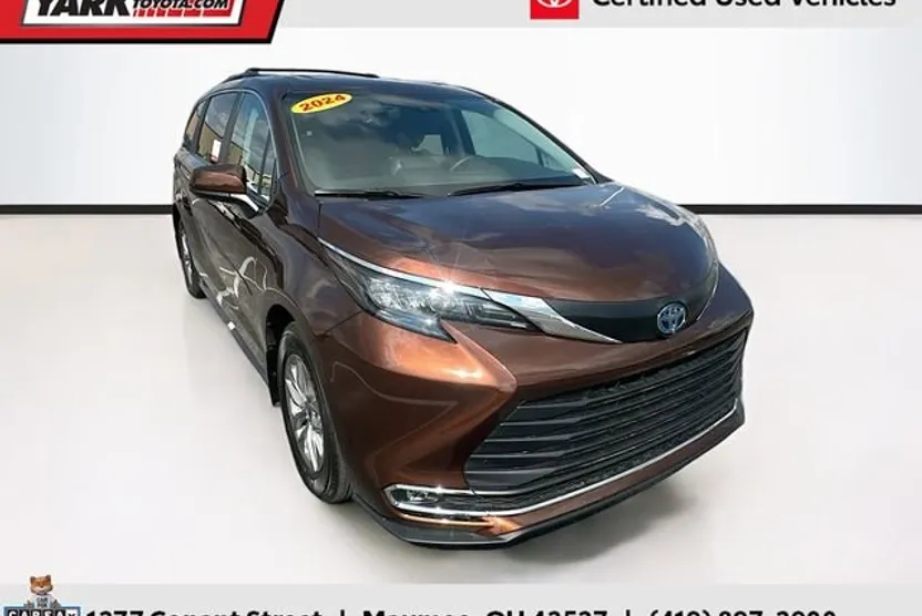 2024 Toyota Sienna XLE photo 1