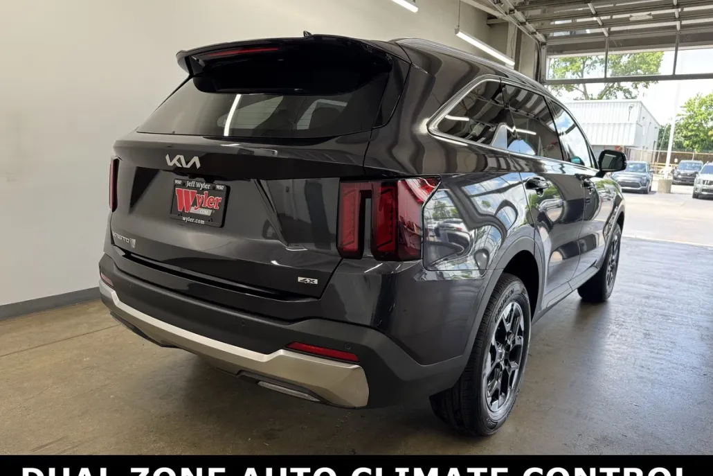 2025 Kia Sorento S photo 1