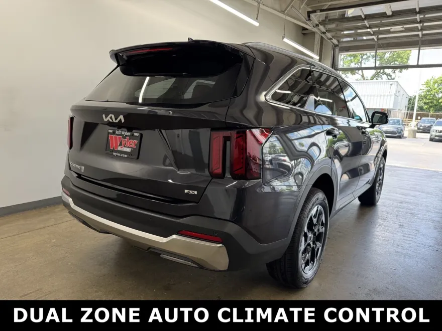 2025 Kia Sorento S photo 1