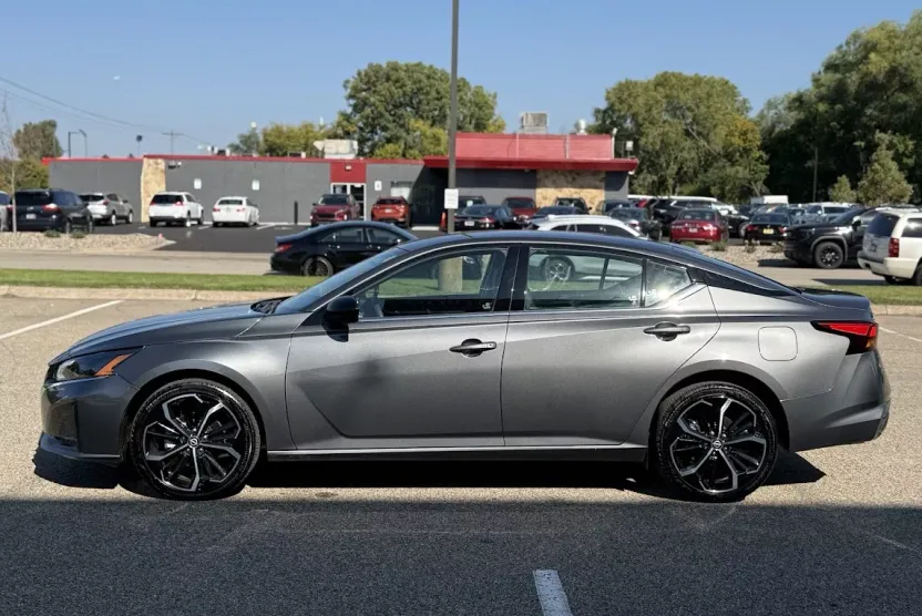 2024 Nissan Altima 2.5 SR photo 1