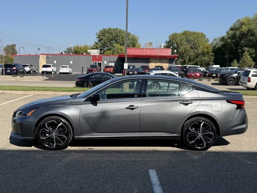 2024 Nissan Altima 2.5 SR photo 1