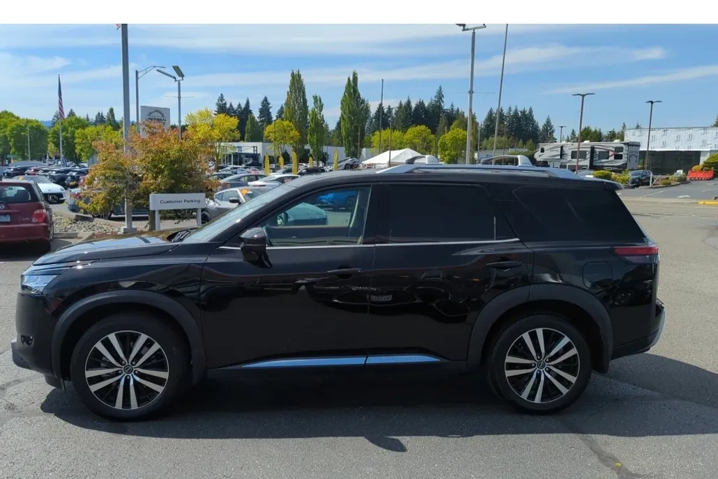 2024 Nissan Pathfinder Platinum photo 1