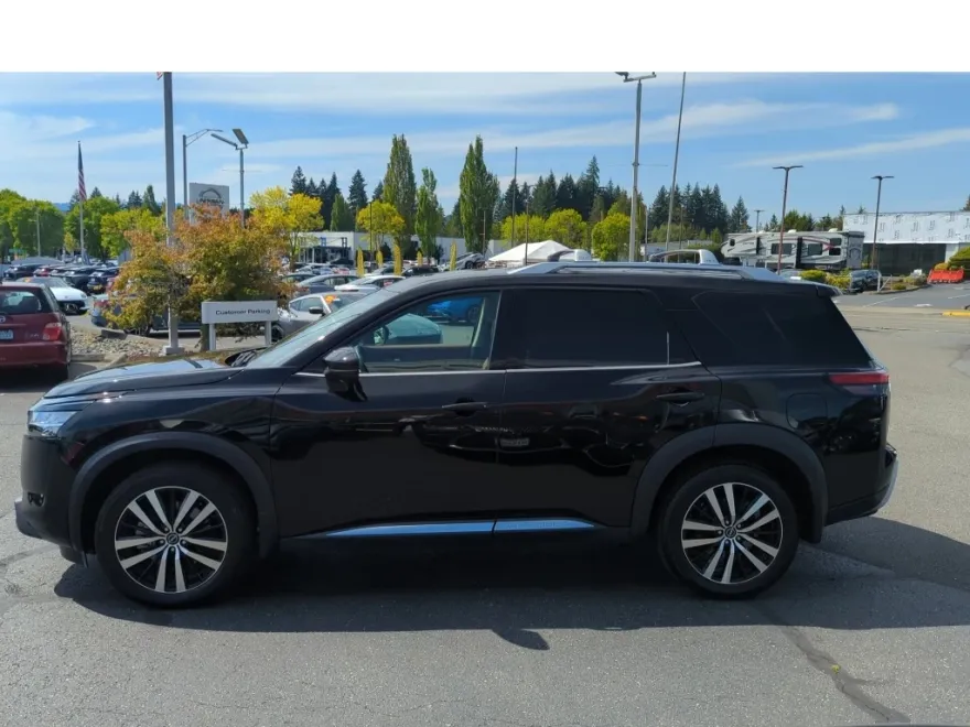 2024 Nissan Pathfinder Platinum photo 1