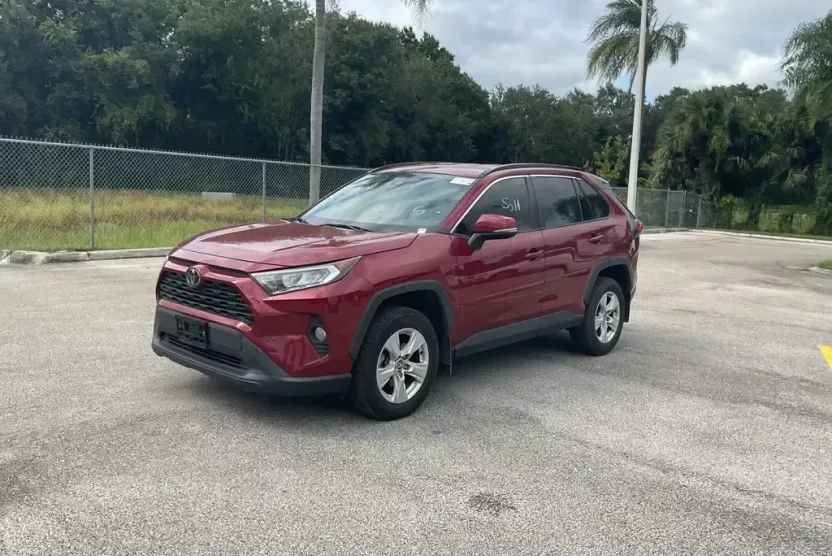 2020 Toyota RAV4 XLE photo 1