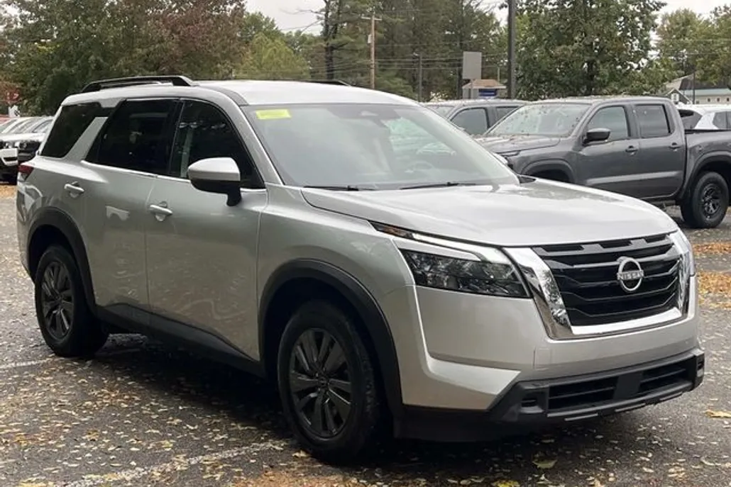 2024 Nissan Pathfinder SV photo 1