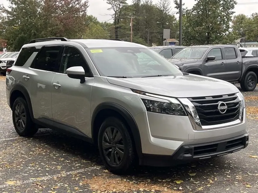 2024 Nissan Pathfinder SV photo 1