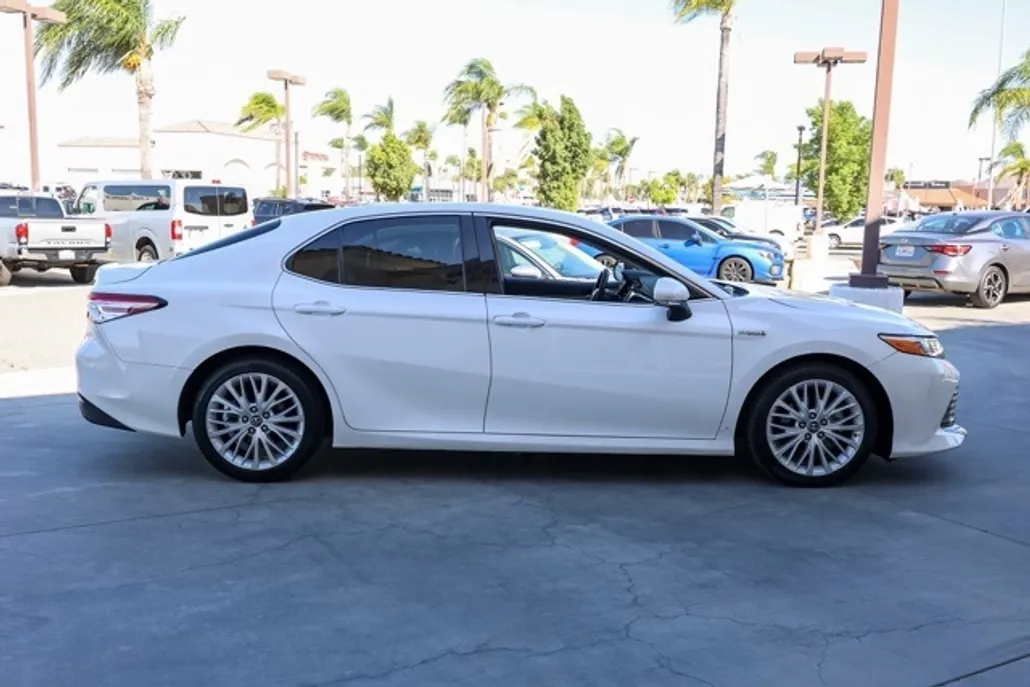 2018 Toyota Camry Hybrid XLE photo 1