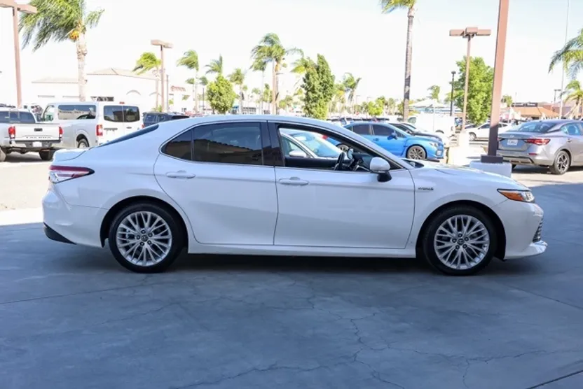 2018 Toyota Camry Hybrid XLE photo 1
