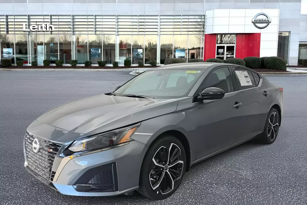 2025 Nissan Altima SR photo 1