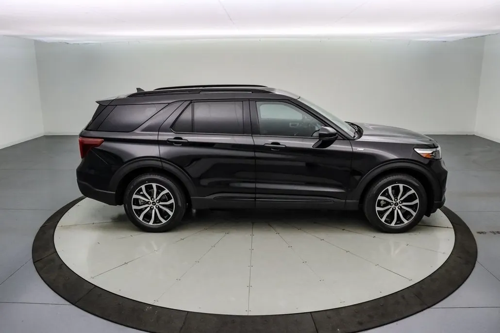 2024 Ford Explorer ST-Line photo 1