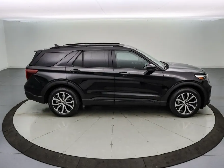 2024 Ford Explorer ST-Line photo 1