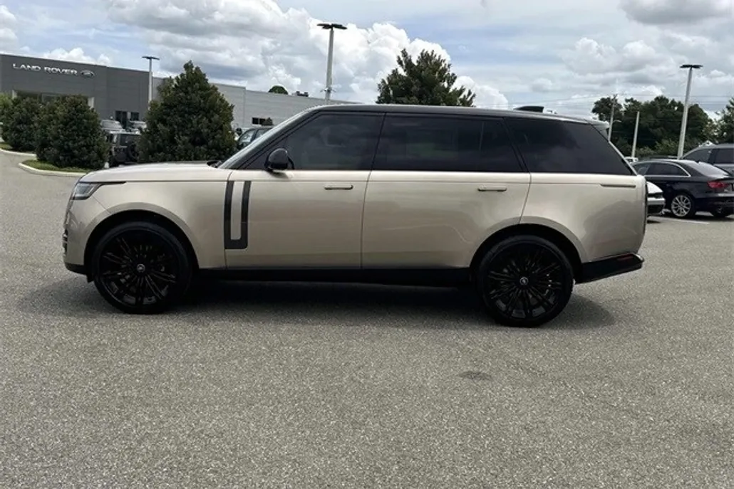 2025 Land Rover Range Rover SE photo 1