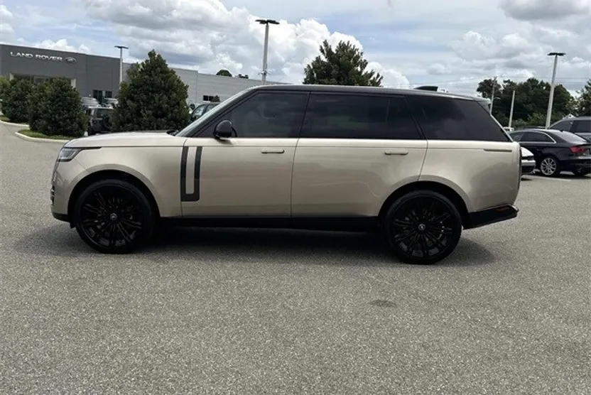 2025 Land Rover Range Rover SE photo 1