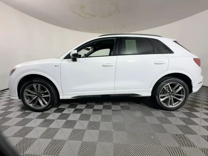 2025 Audi Q3 45 TFSI S line Premium photo 1