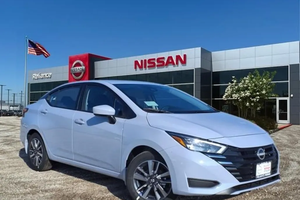 2025 Nissan Versa 1.6 SV photo 1