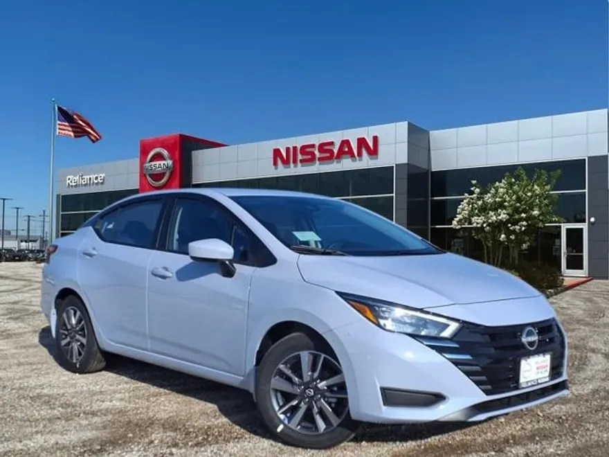 2025 Nissan Versa 1.6 SV photo 1