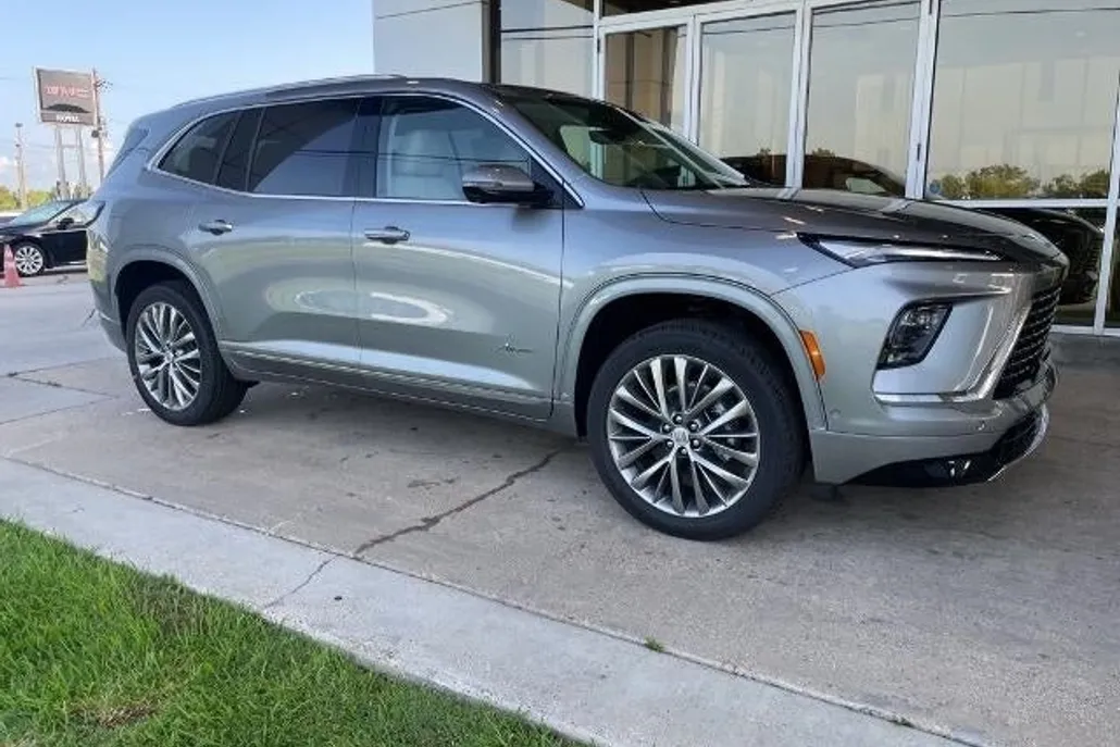 2025 Buick Enclave Avenir photo 1