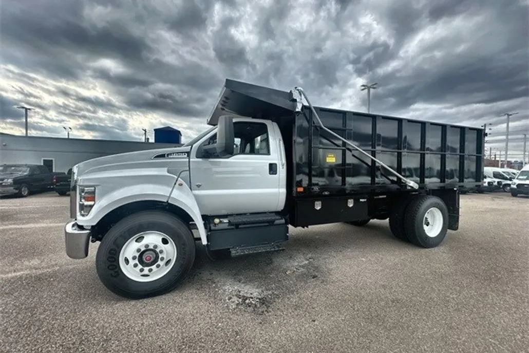 2025 Ford F-650 Base photo 1