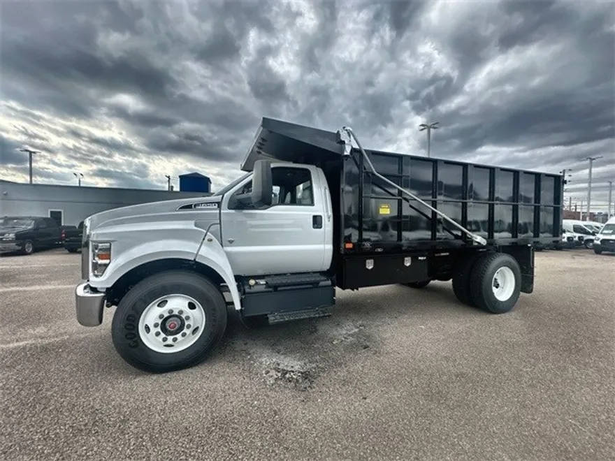 2025 Ford F-650 Base photo 1