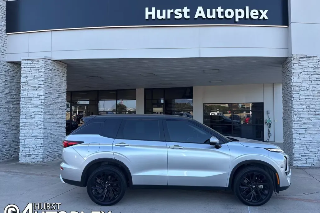 2023 Mitsubishi Outlander SE photo 1