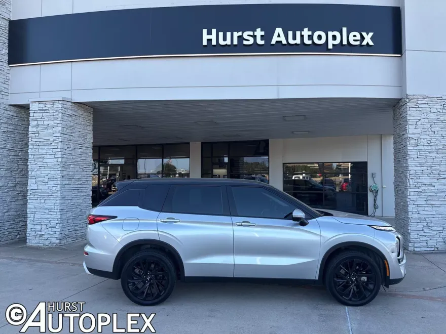 2023 Mitsubishi Outlander SE photo 1