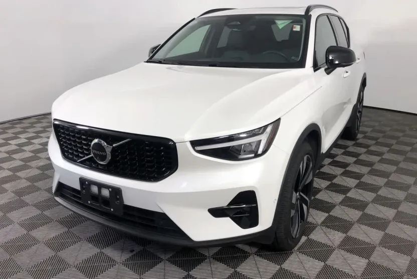 2025 Volvo XC40 Plus photo 1