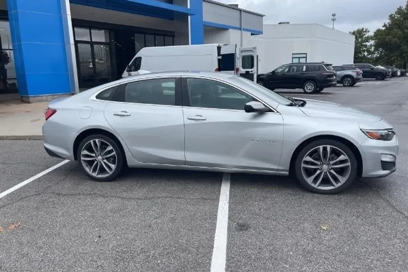 2022 Chevrolet Malibu photo 1