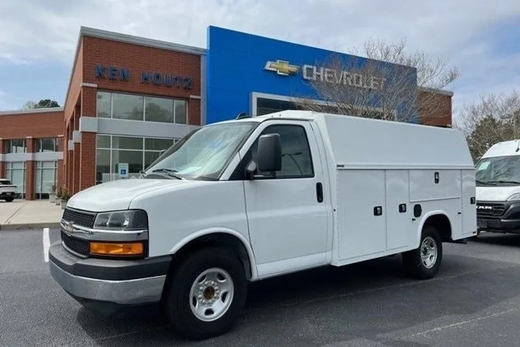 2024 Chevrolet Express Cutaway 3500 photo 1