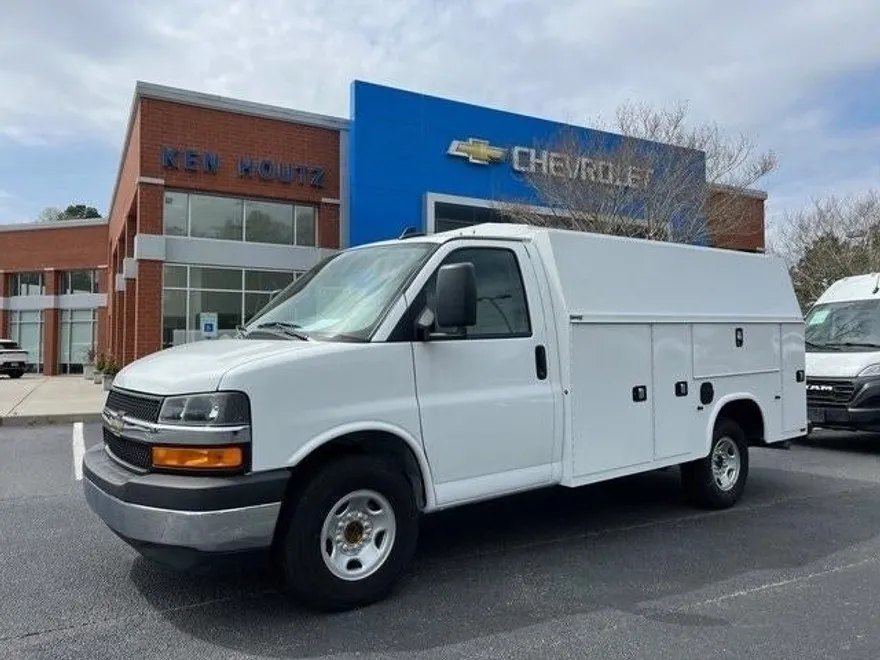 2024 Chevrolet Express Cutaway 3500 photo 1