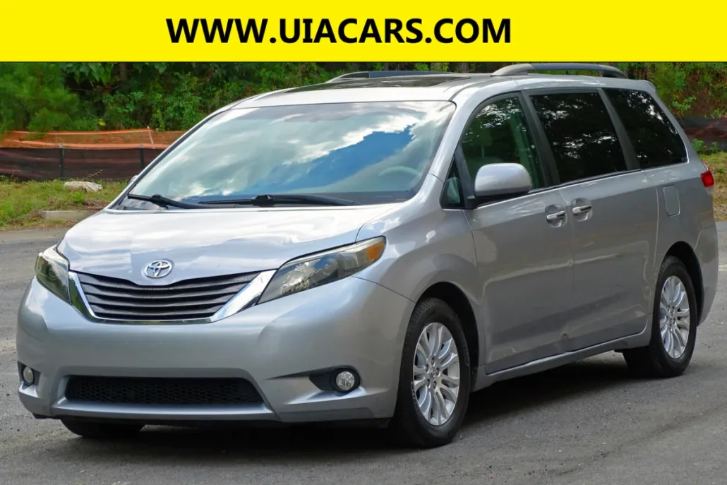 2011 Toyota Sienna XLE photo 1