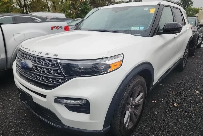 2022 Ford Explorer XLT Sport photo 1
