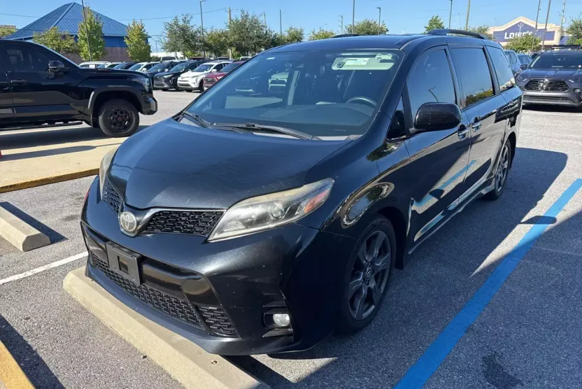 2019 Toyota Sienna SE Premium photo 1