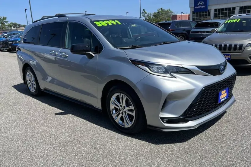 2022 Toyota Sienna XSE photo 1