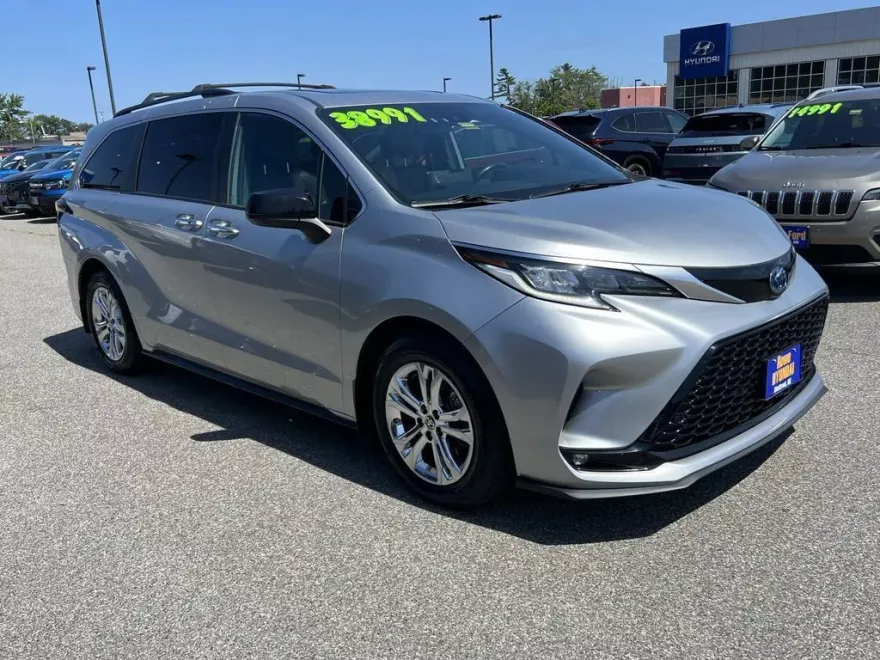 2022 Toyota Sienna XSE photo 1