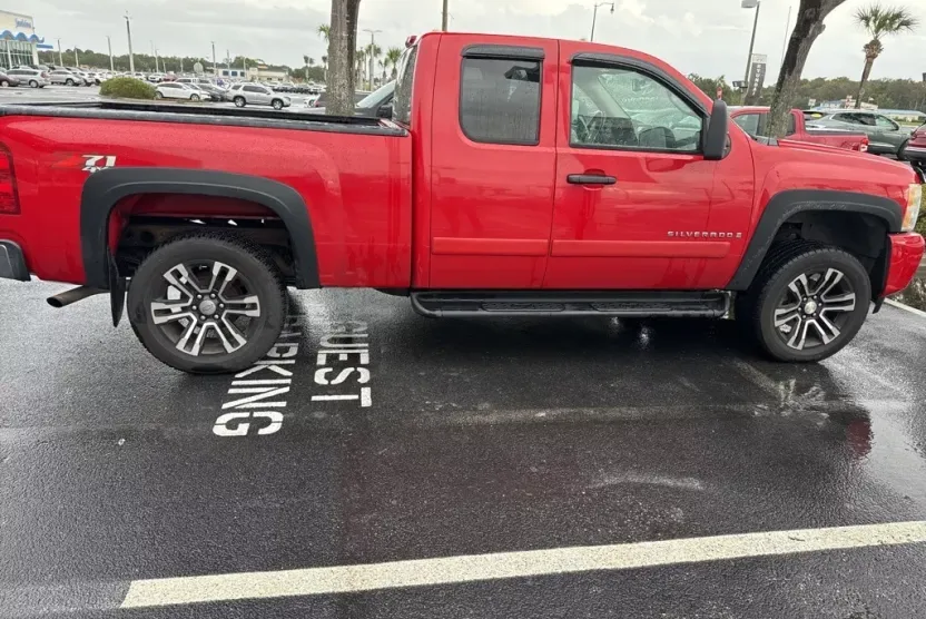 2007 Chevrolet Silverado 1500 LT photo 1